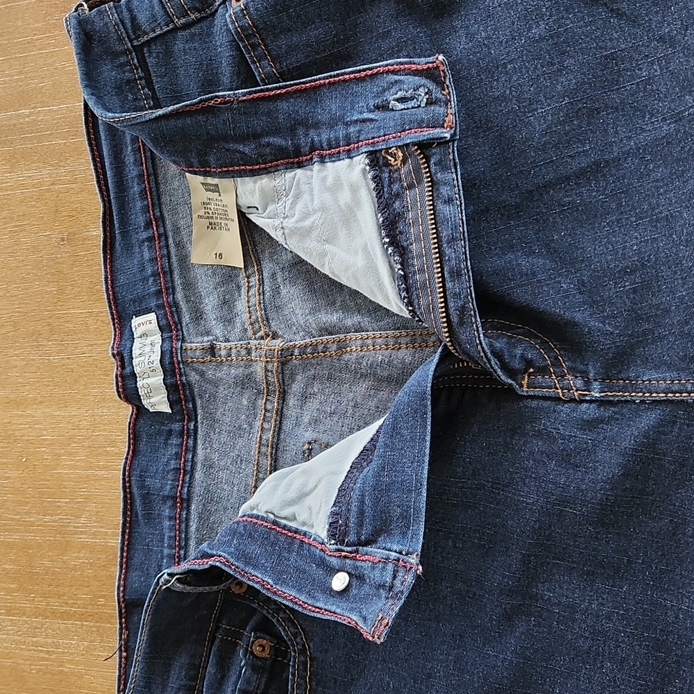 LEVI'S PERFECTLY SLIMMING  512 JEANS.